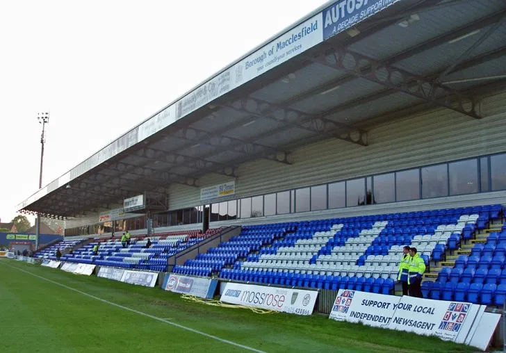 Khán đài Alfred McAlpine Stand tại sân Moss Rose, nơi người hâm mộ Macclesfield Town cổ vũ.