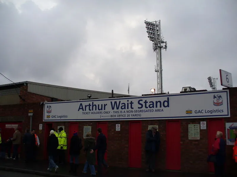 Khán đài Arthur Wait tại Selhurst Park, nơi tiếp đón các cổ động viên đội khách với sức chứa ấn tượng.