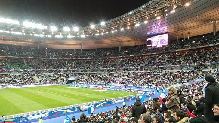 Khán đài ba tầng của Stade de France, minh họa kiến trúc hiện đại và sức chứa khổng lồ
