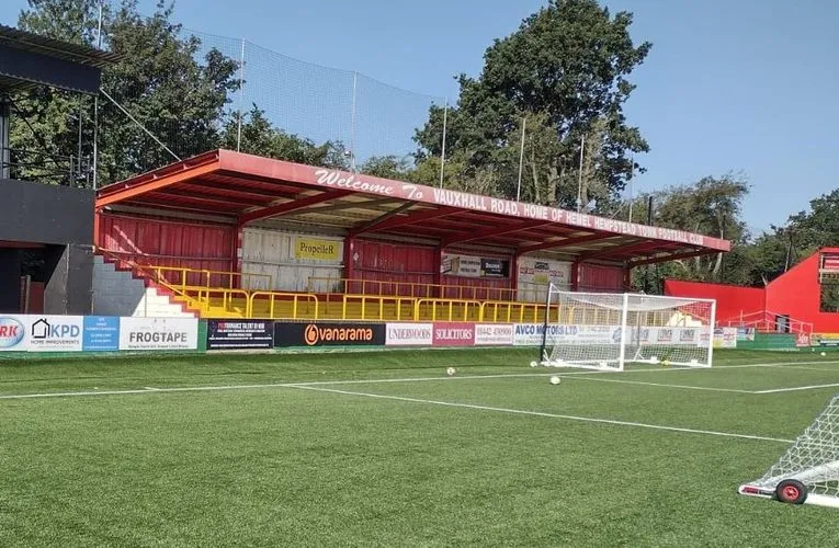Khán đài bậc thang đặc trưng tại Sân vận động Vauxhall Road, nơi cổ động viên Hemel Hempstead Town FC cháy hết mình.