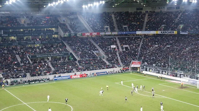 Khán đài Borussia Mönchengladbach và Eintracht Frankfurt