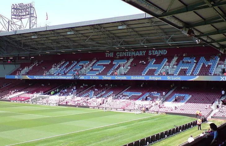 Khán đài Centenary Stand (nay là Sir Trevor Brooking Stand) tại Boleyn Ground, với các ghế ngồi màu xanh và đỏ đặc trưng của West Ham