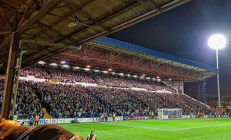 Khán đài Cheadle End sôi động, nơi người hâm mộ Stockport County thể hiện niềm đam mê.