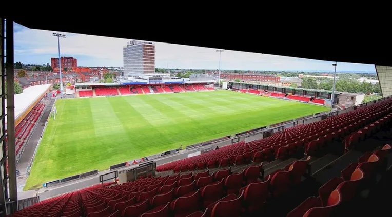 Khán đài chính Alexandra Stadium nhìn từ sân