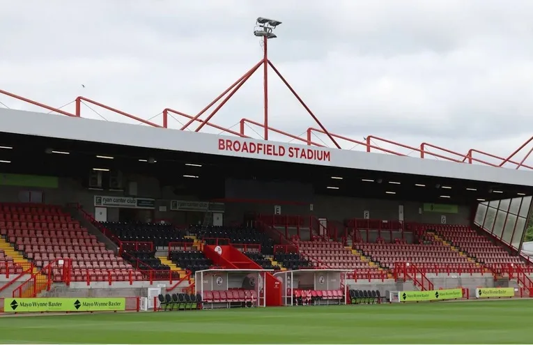 Khán đài chính Broadfield Stadium
