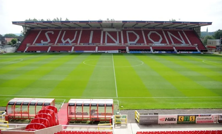 Khán đài chính County Ground Swindon