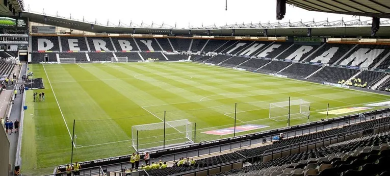 Khán đài chính của sân vận động Pride Park nhìn từ phía trong sân, cho thấy tầm nhìn rộng
