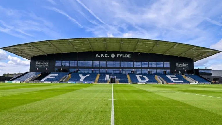 Khán đài chính hiện đại tại sân vận động Mill Farm của AFC Fylde