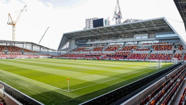 Khán đài chính hoành tráng của sân vận động Gtech Community Stadium