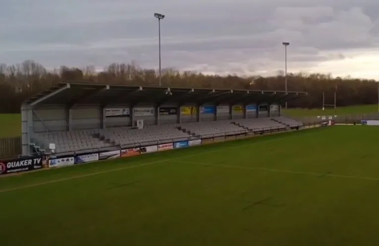 Khán đài chính (Main Stand) có mái che tại sân Blackwell Meadows