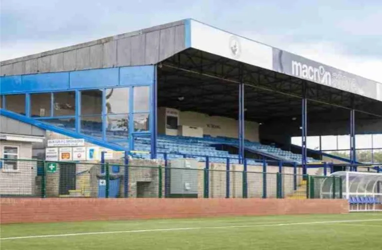 Khán đài chính (Main Stand) có mái che tại The Silverlands, với hàng ghế ngồi dành cho khán giả.