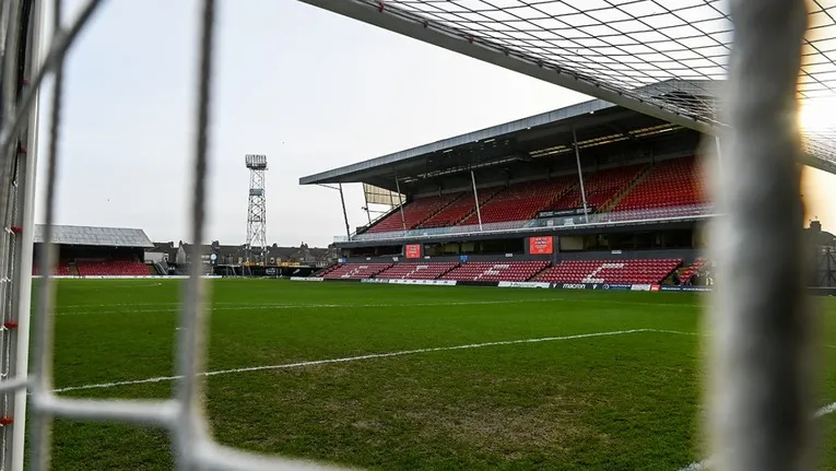 Khán đài chính (Main Stand) của sân Blundell Park, công trình được xây lại vào năm 1925.