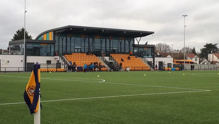 Khán đài chính (Main Stand) của sân vận động Arbour Park, nơi có 250 chỗ ngồi