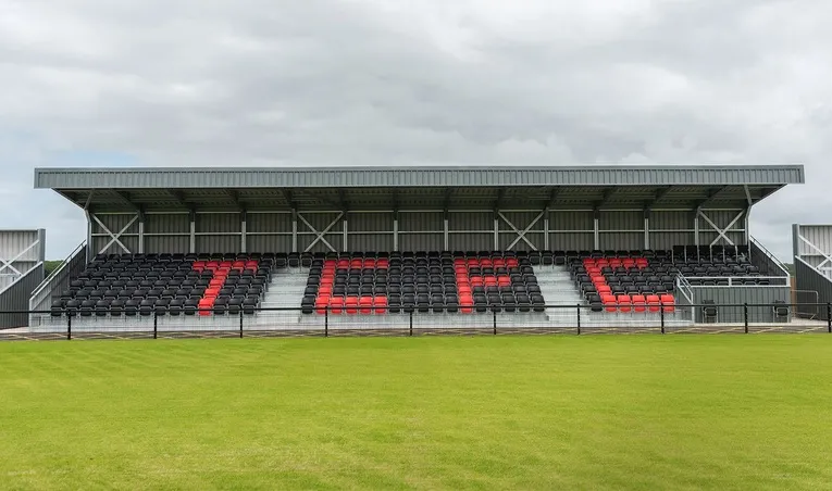 Khán đài chính (Main Stand) của Truro Sports Hub với hàng ghế ngồi đã sẵn sàng cho người hâm mộ