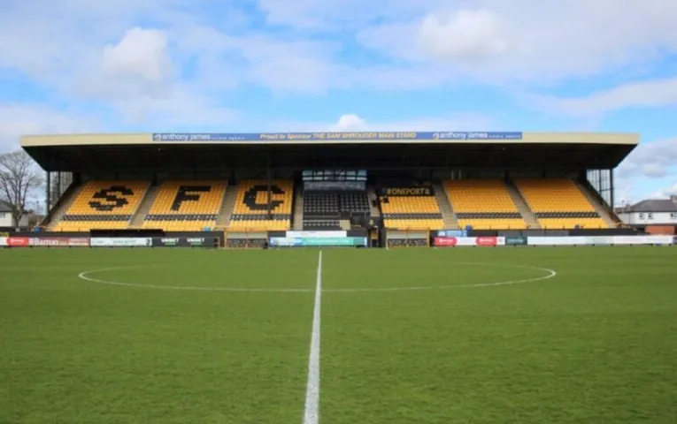 Khán đài chính Main Stand tại sân Haig Avenue, nơi có các ghế ngồi cho cổ động viên