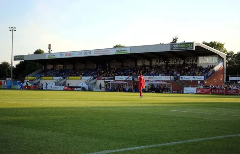 Khán đài chính Main Stand tại sân Silverlake Stadium, khu vực có mái che và chỗ ngồi tốt nhất