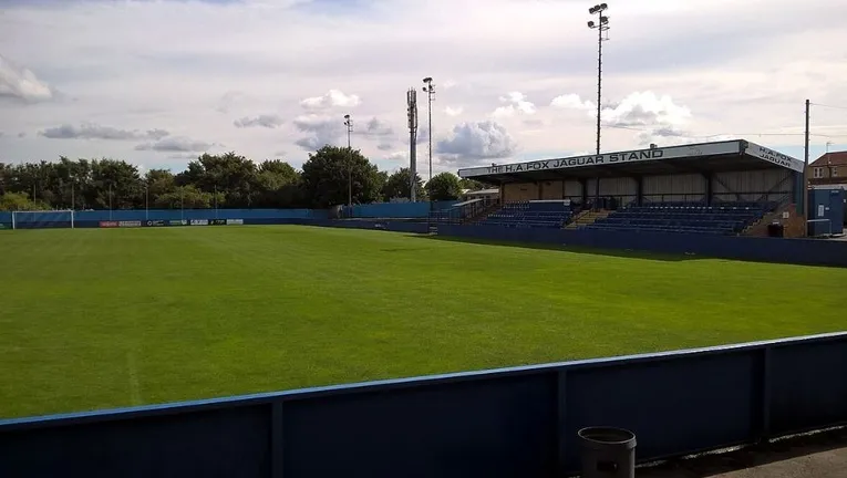 Khán đài chính (Main Stand) tại The Citadel, sân nhà Farsley Celtic, nơi khán giả được ngồi thưởng thức bóng đá