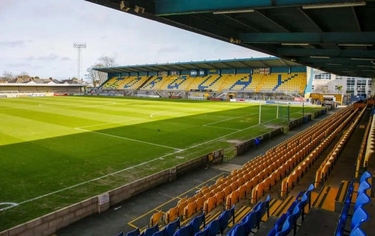 Khán đài chính Plainmoor Stadium, kiến trúc cổ kính đặc trưng của sân bóng Anh.