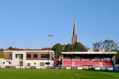 Khán đài chính sân Meadowbank của Dorking Wanderers