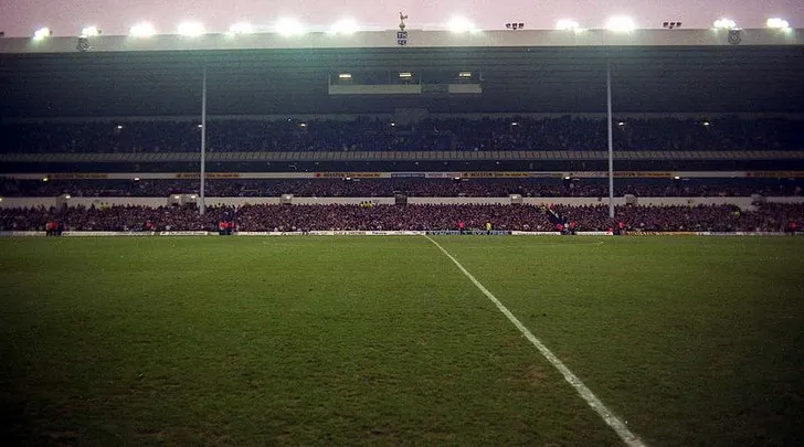 Khán đài chính tại White Hart Lane của Tottenham Hotspur vào năm 1991, gợi nhớ về thời kỳ vàng son