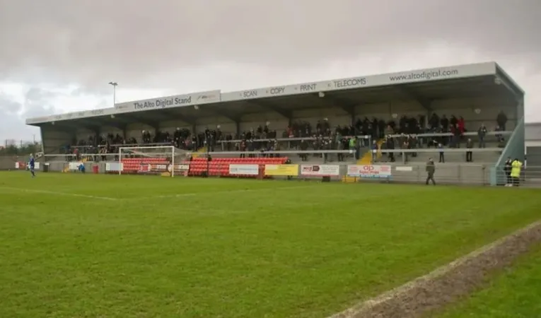 Khán đài chính và khu vực terrace tại sân Optima Stadium (Woodspring Stadium)