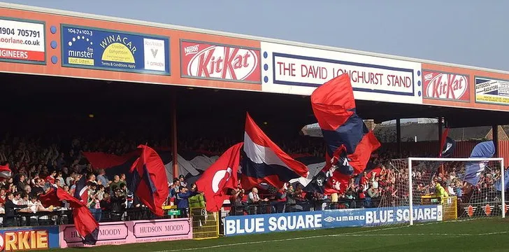 Khán đài David Longhurst Stand tại Bootham Crescent, trái tim cuồng nhiệt của cổ động viên York City.