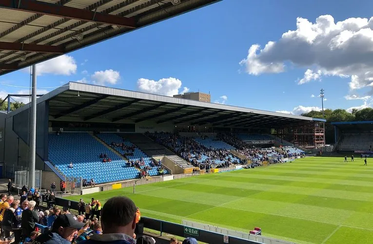 Khán đài East Stand, khán đài chính của The Shay Stadium với các khu vực điều hành và tiện nghi
