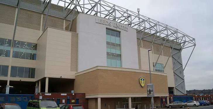 Khán đài East Stand (phía Đông) uy nghi tại sân Elland Road, nơi có các khu vực VIP và ghế ngồi hạng sang.