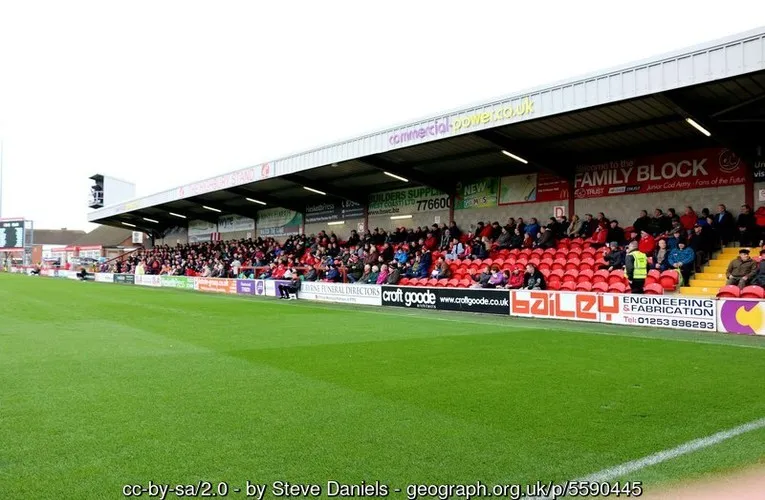 Khán đài Highbury Stand tại sân Fleetwood Town