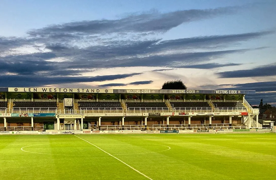 Khán đài Len Weston Stand tại sân Edgar Street, với kiến trúc tầng trên ghế ngồi, tầng dưới đứng.