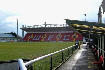 Khán đài Leslie Gosden Stand tại sân vận động Kingfield, biểu tượng của Woking FC