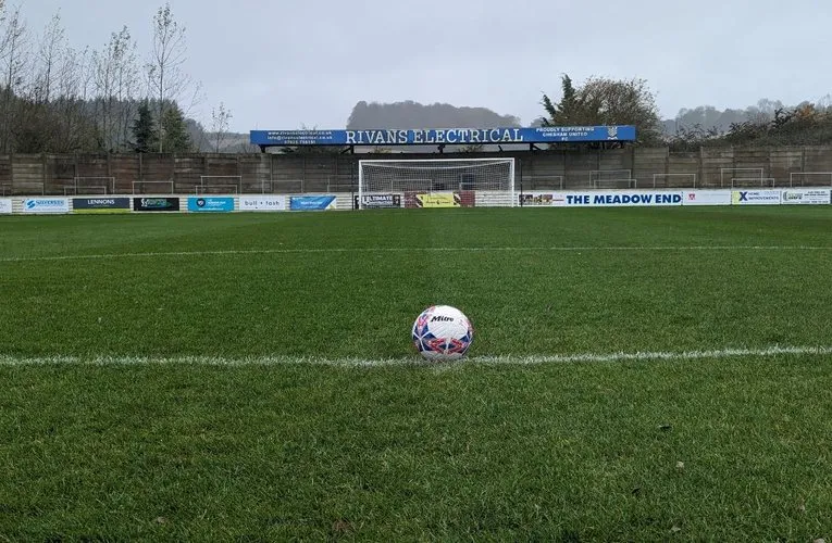 Khán đài lộ thiên The Meadow Chesham United, khu vực đứng cổ vũ không mái che, mang đậm nét bóng đá Anh nghiệp dư