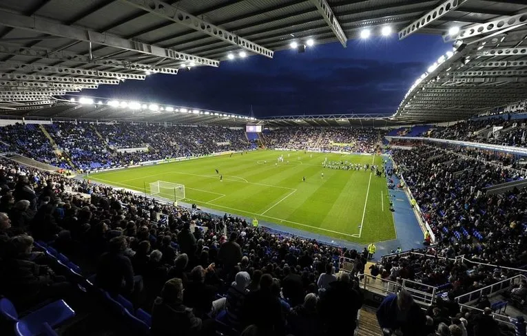 Khán đài Madejski Stadium nhìn từ sân