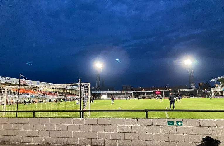 Khán đài Merton Stand của sân Edgar Street, khu vực dành cho gia đình và khách VIP.
