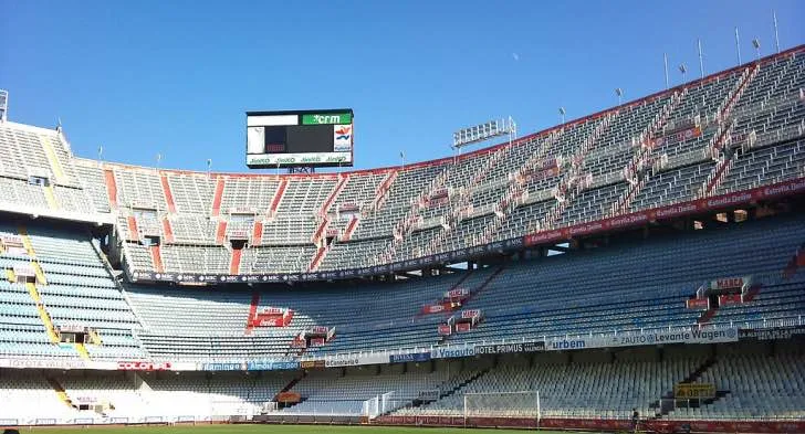 Khán đài Mestalla rực rỡ dưới ánh nắng ban ngày, thể hiện kiến trúc độc đáo