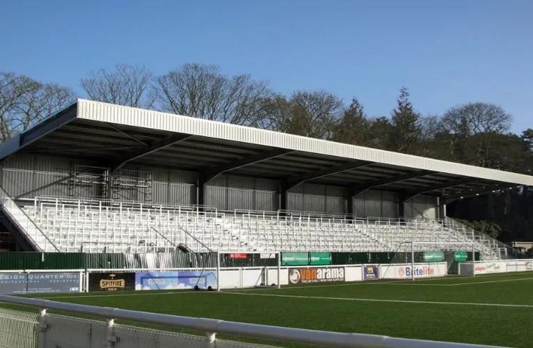 Khán đài mới sau khung thành sân Gallagher Stadium Maidstone