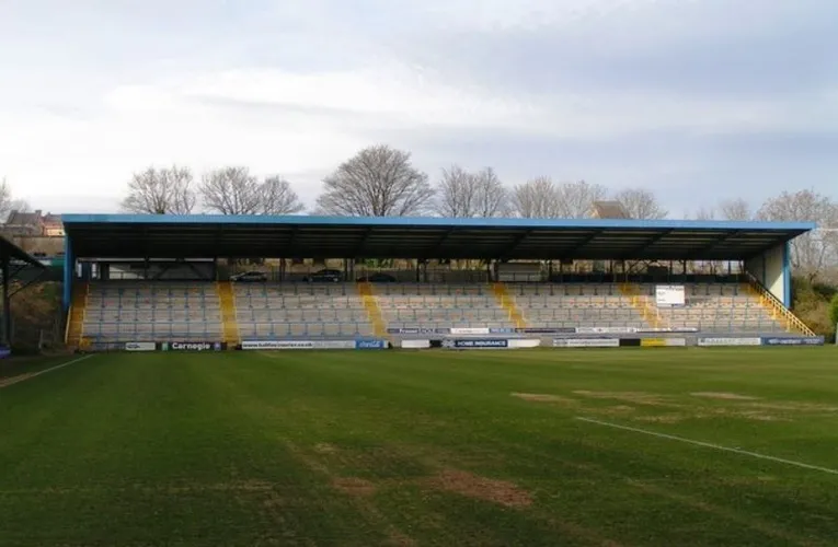 Khán đài North Stand tại The Shay Stadium, Halifax, thường dành cho CĐV đội khách