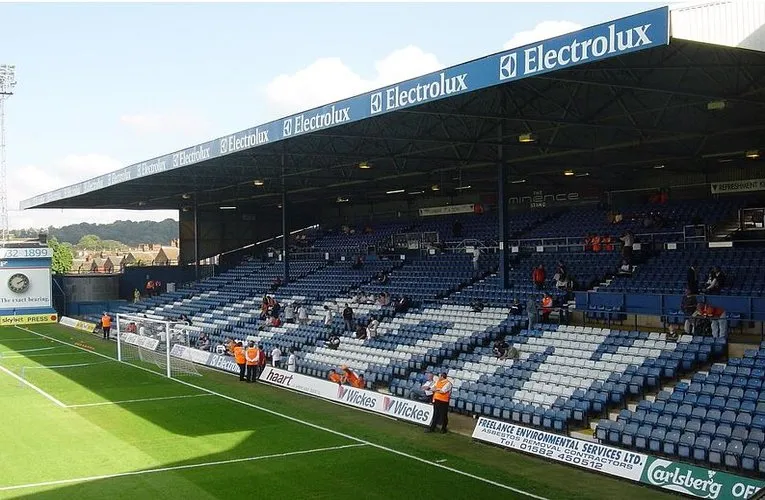 Khán đài phía Đông của sân Kenilworth Road