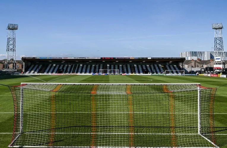 Khán đài phía sau khung thành tại Blundell Park, một phần không thể thiếu của sân vận động Grimsby Town.