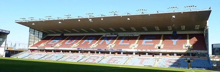Khán đài phía xa tại sân Turf Moor