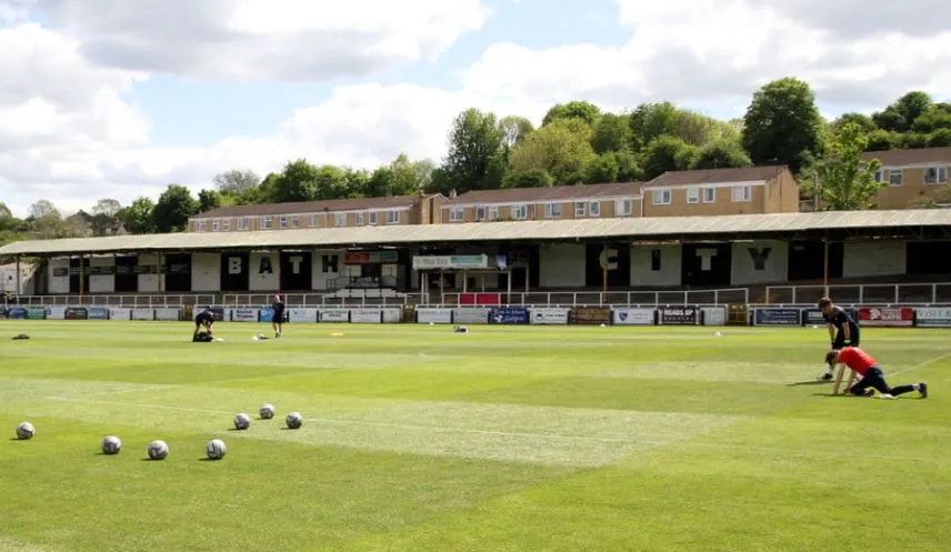 Khán đài Popular Side đầy sôi động của sân Twerton Park, điểm đến của người hâm mộ Bath City cuồng nhiệt