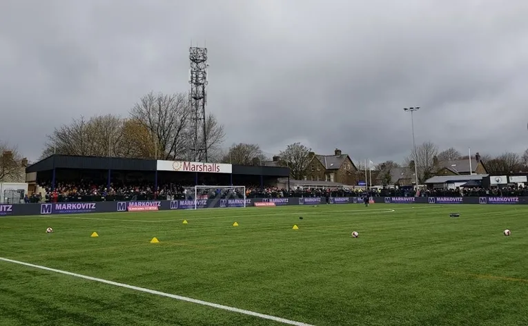 Khán đài Railway End có mái che tại sân The Silverlands, nơi cổ động viên Buxton FC đứng cổ vũ.