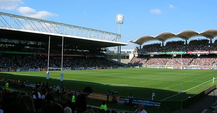 Khán đài sân Stade de Gerland cũ của Lyon vào năm 2007, với một phần khán đài trống trải và cấu trúc cổ kính hơn