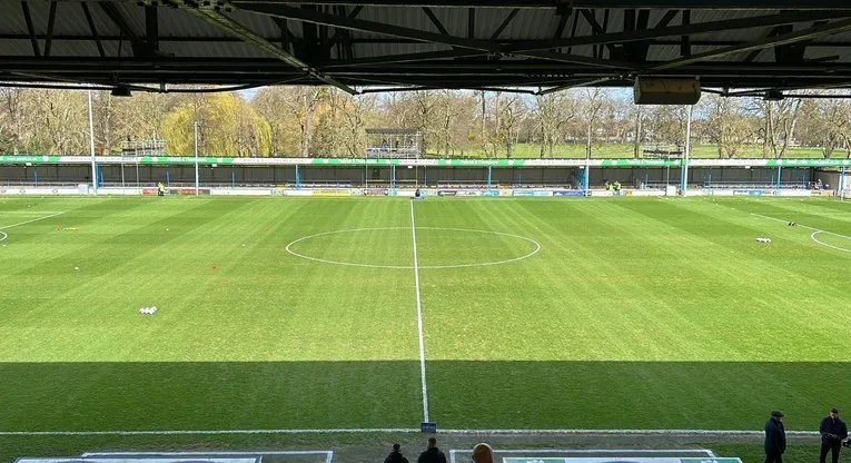 Khán đài sân The Walks nhìn từ trên cao, không gian sống động của người hâm mộ King's Lynn Town