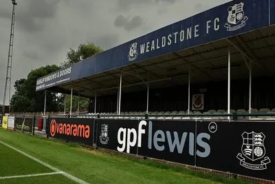 Khán đài sân vận động Grosvenor Vale của Wealdstone FC, thể hiện sự đơn sơ nhưng ấm cúng của bóng đá non-league Anh