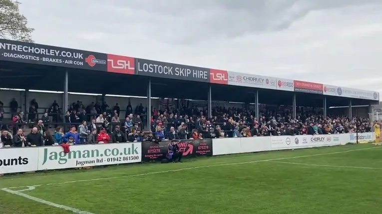 Khán đài sau cầu môn tại sân vận động Victory Park Chorley FC