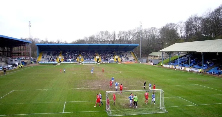 Khán đài South Stand tại The Shay Stadium, nơi các CĐV nhà FC Halifax Town cuồng nhiệt đứng cổ vũ