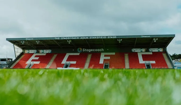 Khán đài Stagecoach Stand tại sân St. James Park Exeter, một khu vực ghế ngồi hiện đại của sân nhà Exeter City.
