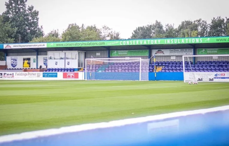 Khán đài The Lodge End phía sau khung thành tại Neuven Stadium, sân nhà của Radcliffe FC
