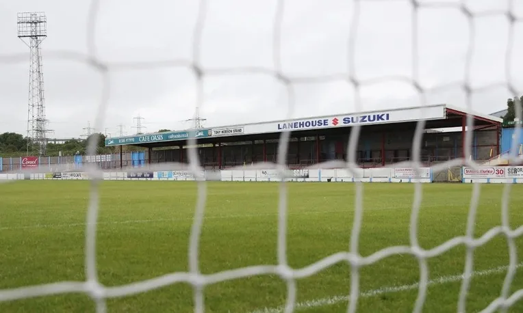Khán đài Tony Hobson tại Bob Lucas Stadium, vinh danh cầu thủ huyền thoại của Weymouth FC
